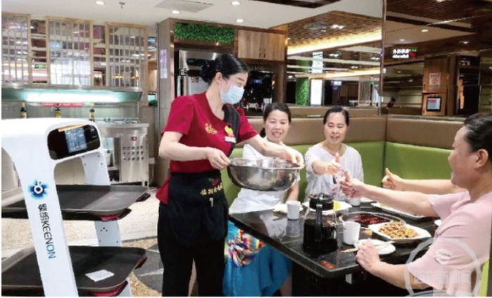 시급 오르자 알바생 대신 ‘월 80만원’짜리 ‘서빙 로봇’ 쓰겠다는 식당 사장님들