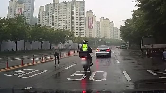 “비 오는 날 차 쌩쌩 달리는 도로 한복판에 서있는 여성을 발견했습니다” (영상)
