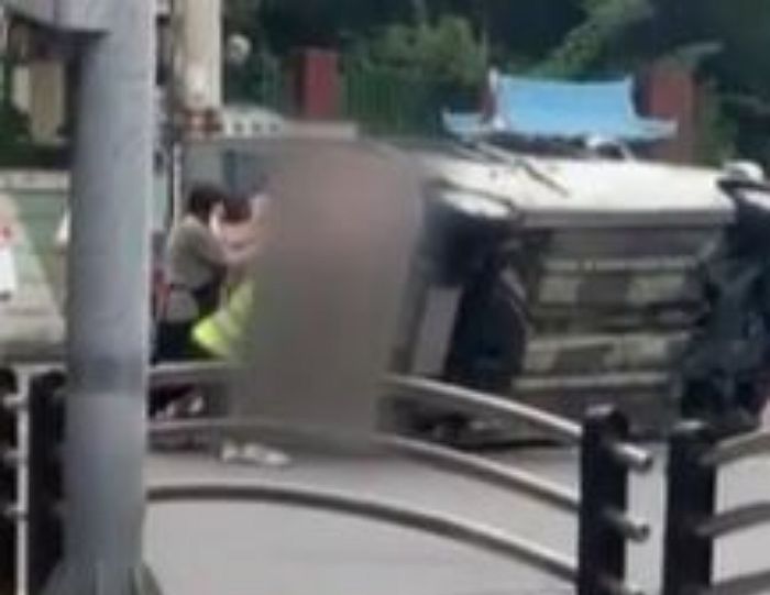 트럭과 충돌해 전복된 차 세워 30대 부부·2살 아이 구조한 시민들 (영상)