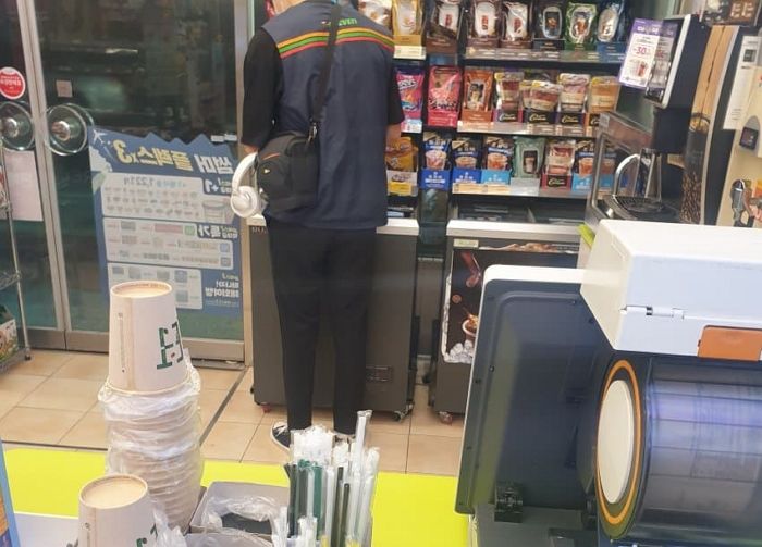 “이 사람이 왜 여기에 나타나죠?” CU 야간 편돌이가 찍어 올린 의문의(?) 사진 한장