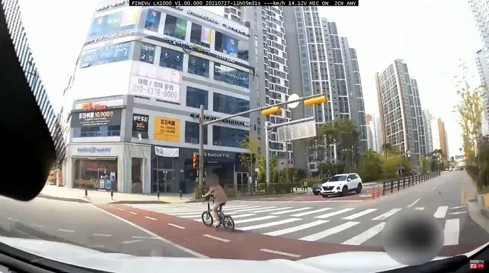 가만히 서 있던 차를 자전거로 들이받은 아이, ‘민식이법’ 위반이라며 우기는 엄마 (블박영상)