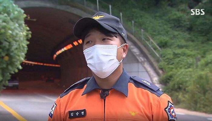 뒤집힌 차 보자마자 출근 팽개치고 운전자 구하러 달려간 새내기 소방관 (영상)