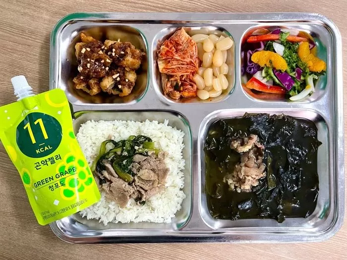 푹푹찌는 무더위에 고생하는 병사들 몸보신시키려 25사단이 차려주는 ‘고퀄’ 식단