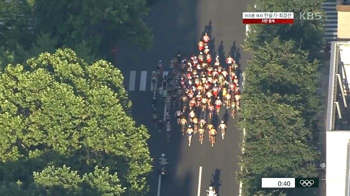 새벽부터 ‘산악 구보’로 40km 쉬지 않고 뛰는 여자 ‘러닝 유튜버’의 정체 (영상)