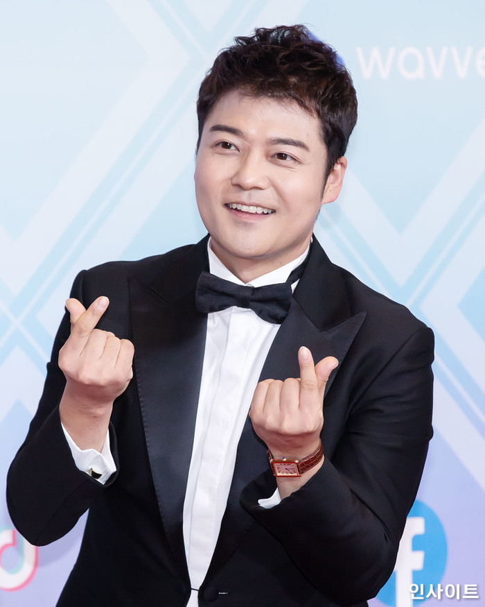 프리 선언 후 ‘399억’ 넘게 벌더니 여친 이혜성한테 ‘개인카드’ 선물한 전현무