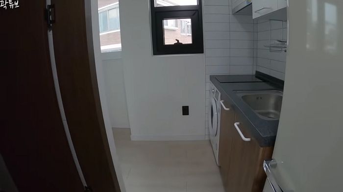 한 명 누우면 꽉 차는 교도소 ‘독방’ 수준의 월세 40만원짜리 서울 이태원 원룸 (영상)