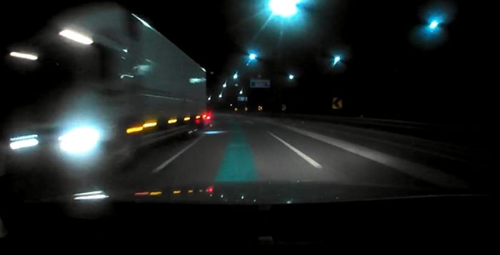 한 밤 중 정면에서 ‘역주행’으로 돌진한 화물차에 목숨 잃을 뻔한 운전자 (영상)