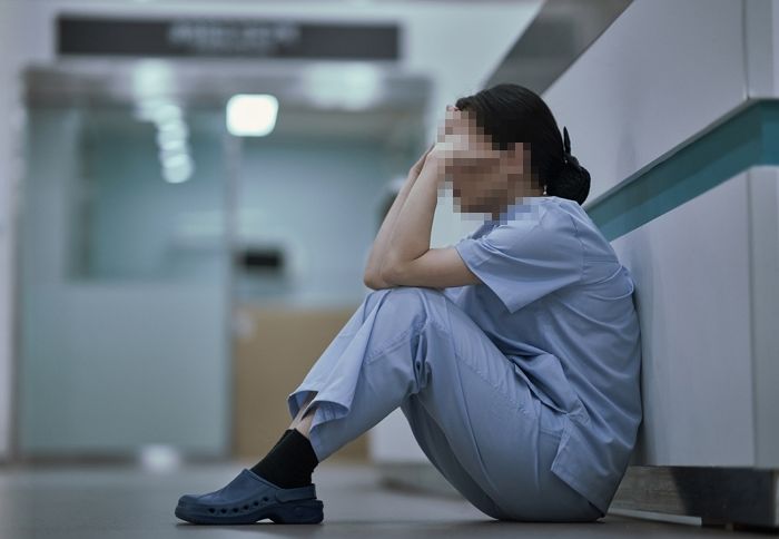 “내가 예약해준 백신 맞고 전신마비 와”...AZ 접종 후 마비 온 아버지 돌보는 간호사 딸의 호소