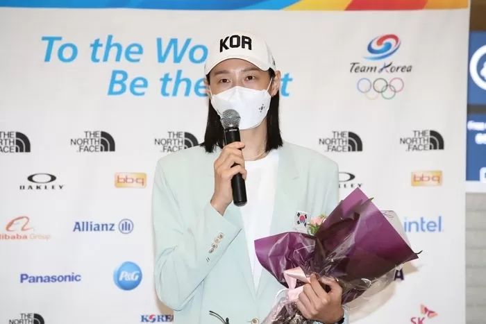 김연경 기자회견서 문 대통령에게 감사 인사하라고 강요한 진행자 (영상)