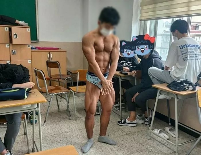교실에서 ‘몸 자랑’ 한 고딩 헬갤러가 속옷만 입고 포징 했던 진짜 이유