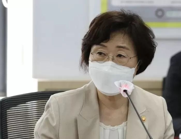 여가부 장관 “페미니즘이 더러운 말이 되는 사회는 희망 없다”