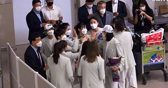 갑작스런 인터뷰에 함께 뛴 동료들과 제대로 인사도 못하고 끌려간 김연경 (영상)