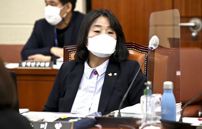 오늘(11일) 재판 받기 전, 페북 프사 ‘위안부 추모’ 사진으로 바꾼 윤미향