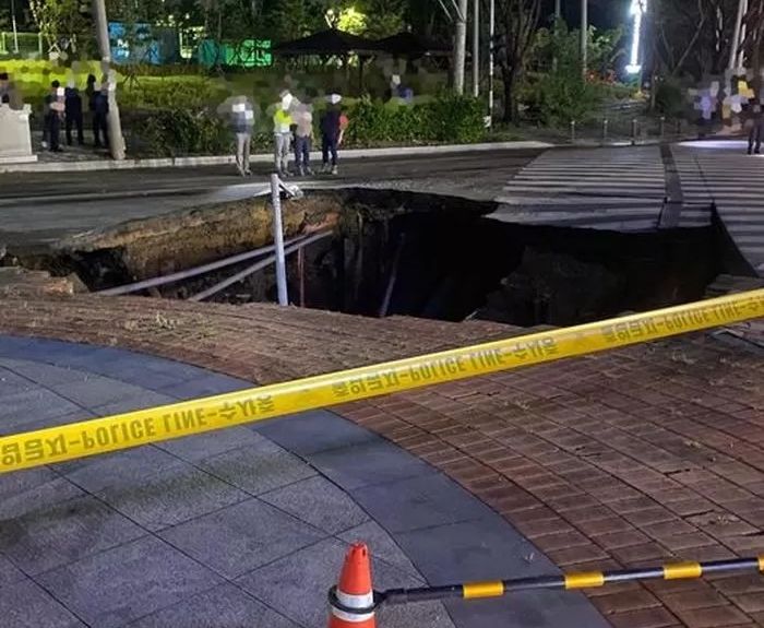 대구 1호선 안심역 근처에 가로 길이만 ‘10m’인 거대 ‘싱크홀’ 발생