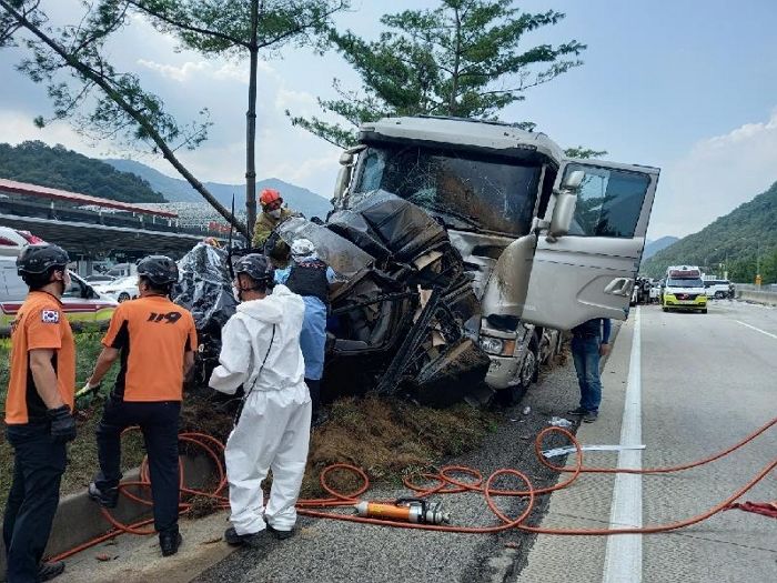 어제(11일) ‘8중 추돌 사고’ 가까스로 피한 운전자가 공개한 후방 블랙박스 영상