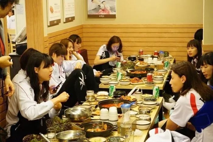 금메달 딴 여자는 김치찌개, 동메달 딴 남자는 ‘OOO’···알려지지 않은 배구협회의 역대급 회식
