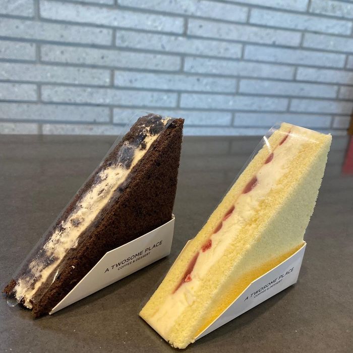 샌드위치처럼 들고 먹는 투썸의 달달폭신 신상 ‘아이스박스·딸기바닐라’ 아이스크림케이크