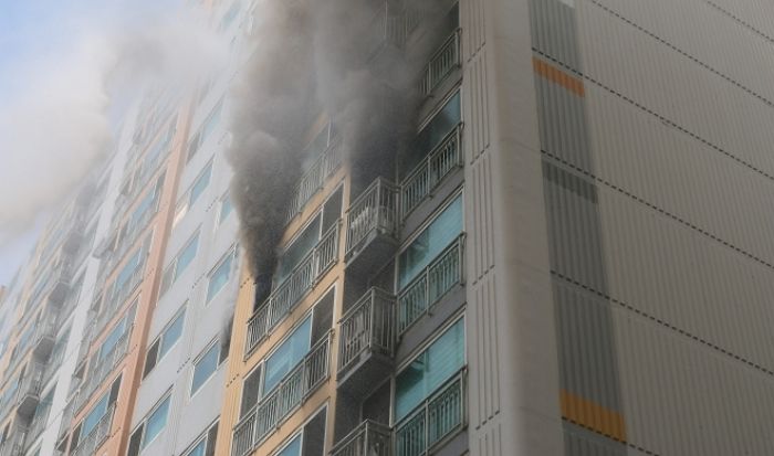 아파트 화재 피해 7층서 추락한 20대, 이웃이 ‘이불’로 받아냈다 (영상)