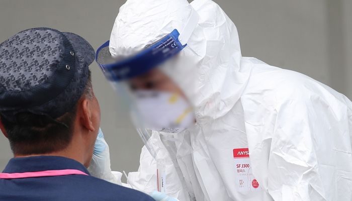 어제(12일) 국내 확진자 1,990명 발생…38일째 네 자릿수