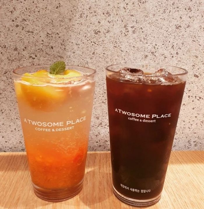 아삭아삭 씹히는 달콤한 복숭아 통으로 얹은 투썸 ‘피치 선샤인 에이드’