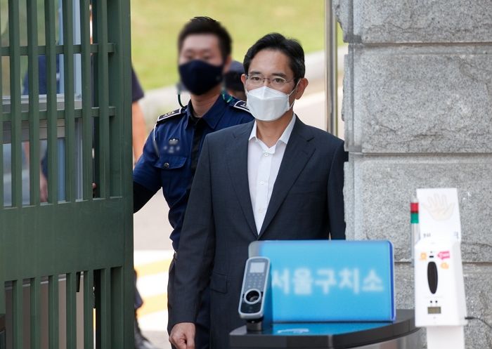 “매일 웃통 벗고 구치소 운동장 달렸다”···가석방 후 전해진 이재용 부회장의 ‘수감생활’