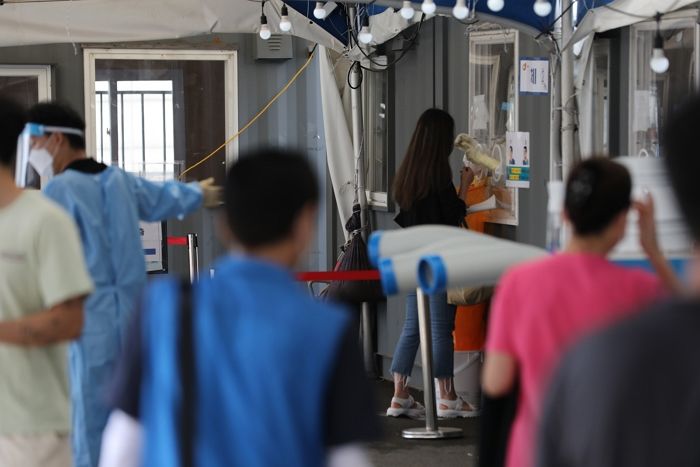 어제(13일) 코로나19 확진자 1천 930명 발생···사흘째 1천 900명대