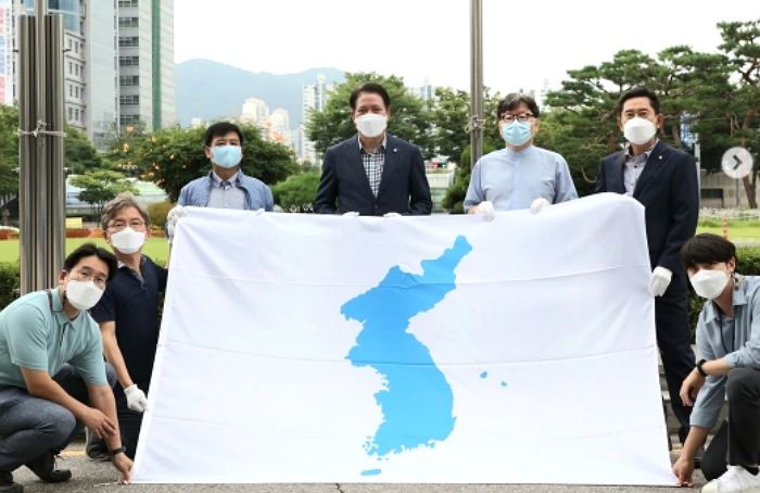 8·15 광복절 앞두고 시내 곳곳에 태극기 아닌 ‘한반도기’ 내걸려 당황한 시민들