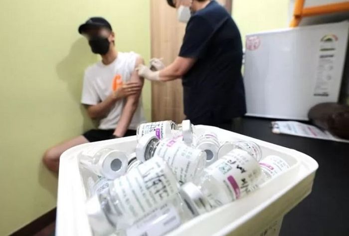 30대 AZ 접종 허용에 감염병 전문가들 우려 ···“과학적 근거 따르지 않는 결정”