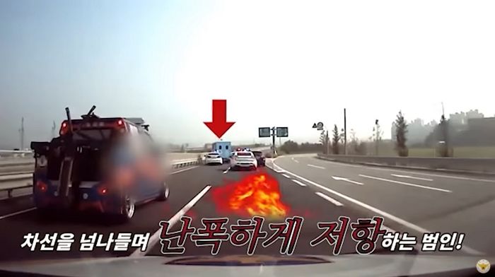 흉기 든 ‘편의점 강도’ 붙잡기 위한 경찰차 5대의 아찔한 ‘추격전’ (영상)