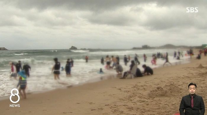 유명 해수욕장 방역 강화되자 ‘피서객’ 40배 몰린 작은 해수욕장, 방역은 허술