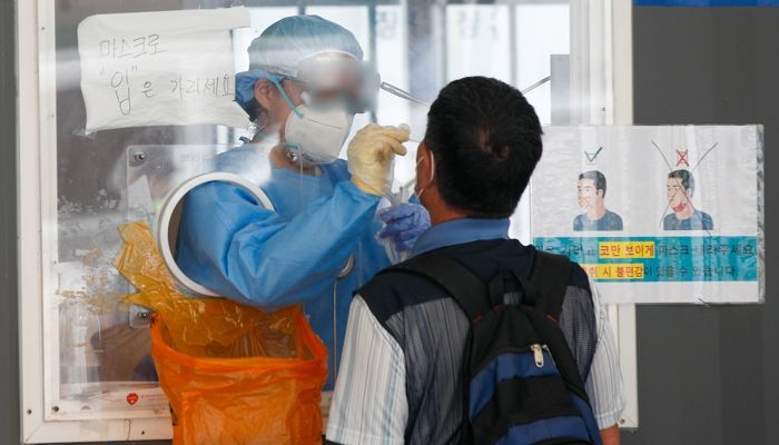 ‘또’ 주말 최다 기록···어제(14일) 코로나19 확진자 1,817명 발생