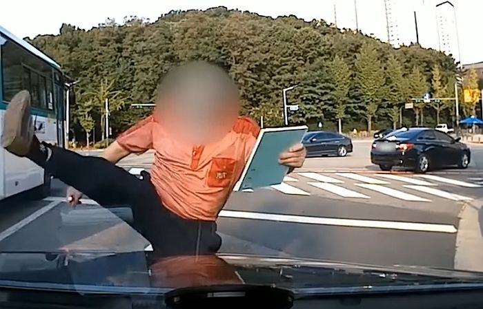 신호대기 중인 차에 탑승 요구하다 거절당하자 ‘발차기’ 난동 부린 노인 (영상)