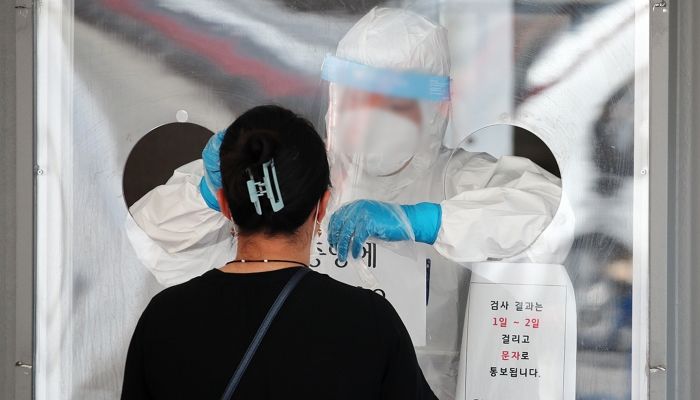 어제(15일) 국내 코로나 확진자 1천 556명 발생…일요일 최다 기록