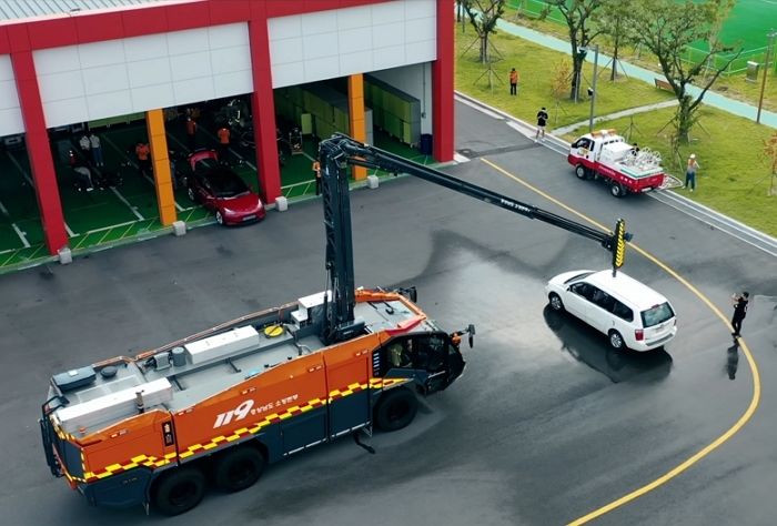 전국에 딱 7대 있다는 15억원짜리 소방차 ‘무인파괴방수차’의 미친 스펙 (영상)