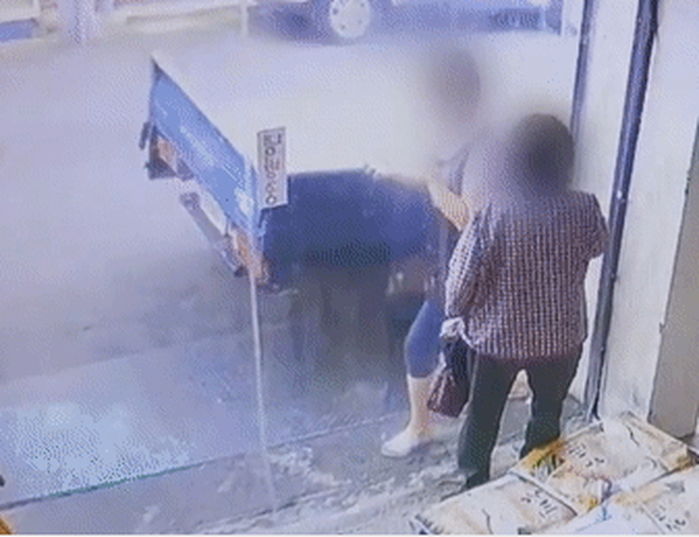 아들 사고났단 전화에 ‘2천만원’ 들고 나왔는데 이웃이 못가게 막자 아들 걱정돼 안절부절 못하는 할머니