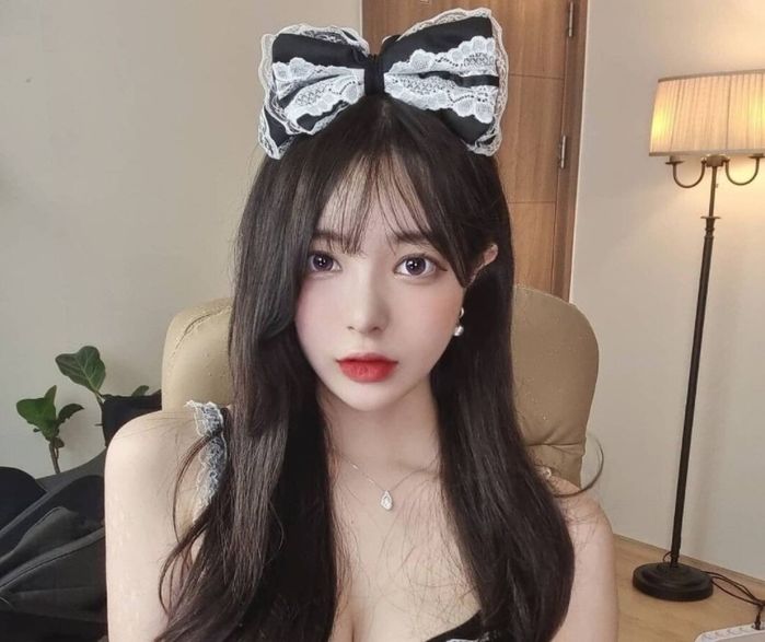 남친 없다며 별풍선 쓸어모았다가 남자 인스타에 ‘침대 사진’ 박제되자 해명 방송 켠 여캠BJ