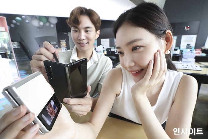 KT, 17일부터 삼성 폴더블폰 사전예약 시작