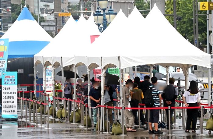 “8일만에 다시 2천명대”···어제(18일) 국내 코로나 확진자 2,152명