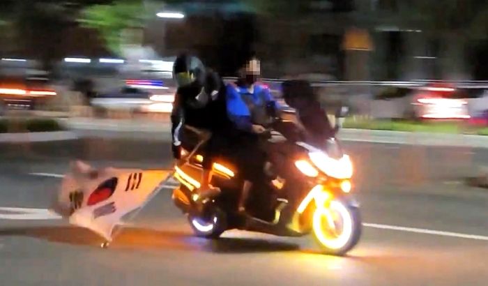광복절, 경찰 앞에서 오토바이로 ‘역주행+서서 질주’ 해버린 대구 폭주족들 (영상)
