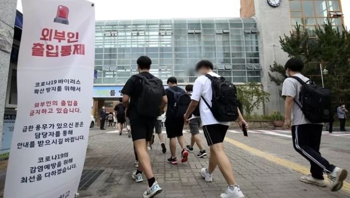 확진자 하루 2000명씩 쏟아지는데도 교육부가 대면 수업 할 수밖에 없는 이유