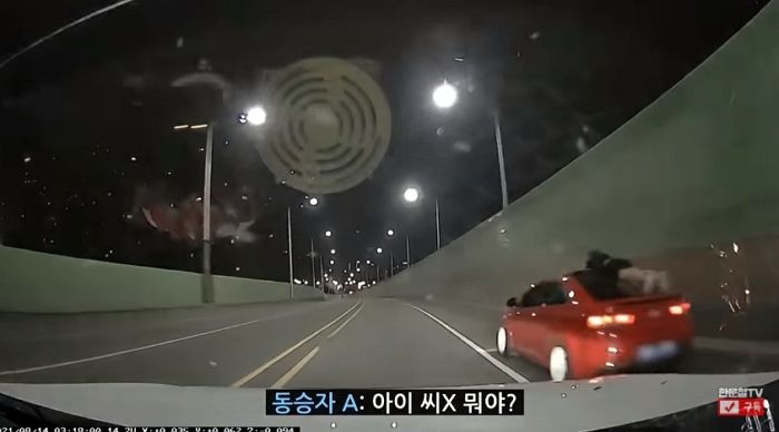 한밤중 지붕에 사람 매단 채 도로 질주한 포르테 차량 (영상)