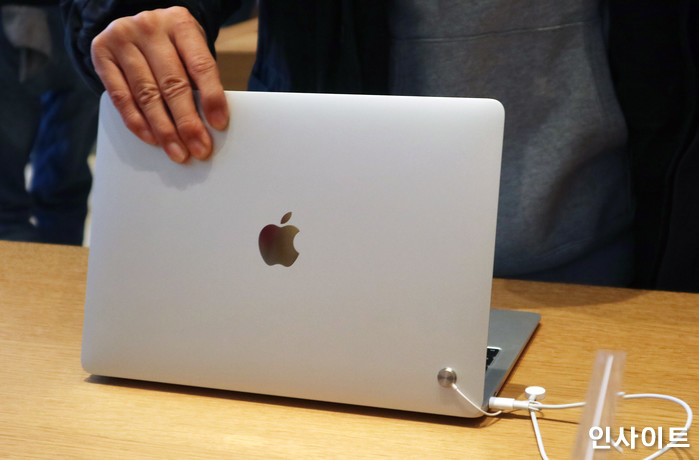 애플 맥북 수평이 안 맞아 분해해봤더니 ‘배터리’가 터질 듯 부풀어 있었습니다