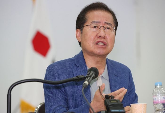 루마니아의 모더나 45만회분 기부에 홍준표 “백신 거지 됐나”