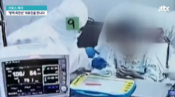 코로나 병동 들어온 치매 할머니 위해 방호복 입고 ‘공놀이’ 해준 간호사