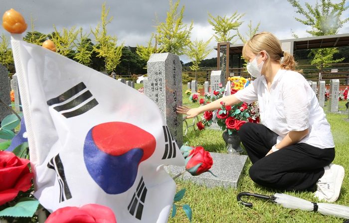 “해나한테 경례해야겠네”...‘천안함 용사’ 딸 해군 장교 합격 소식에 응원 보내는 천안함 삼촌들