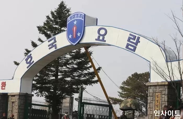 훈련소에 스마트폰 몰래 반입한 훈련병···에어팟 끼고 셀카 찍어 올려