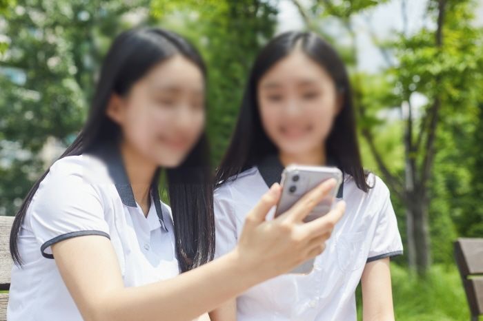 아이폰 유저가 갤럭시 쓰는 친구에게 ‘입틀막 이모티콘’ 보낼 때 조심해야 하는 이유