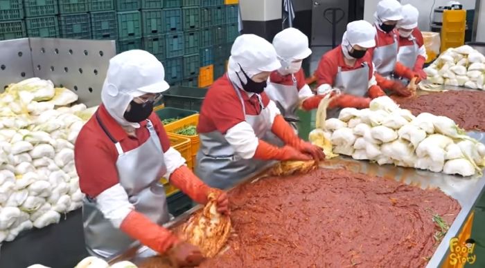 먼지 한 톨 없는 ‘역대급 위생’으로 1600만뷰 찍은 한국 김치공장 생산 현장 (영상)