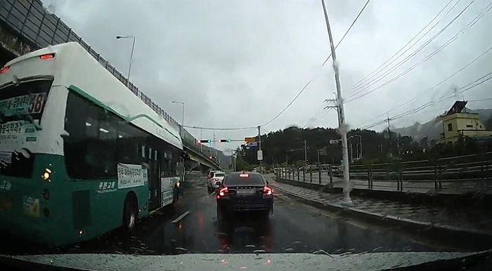 갑작스런 폭우로 도로에 거대한 ‘물웅덩이’ 생기자 시골 버스기사가 보인 센스 (영상)