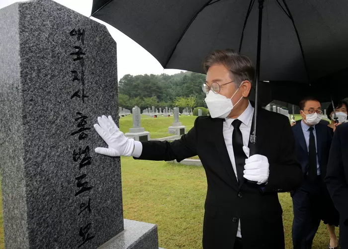 “님들께서...” 이재명 경기도지사가 어제(21일) 대전현충원 방명록에 쓴 글